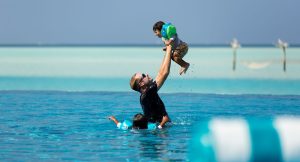 anantara_dhigu_family_at_swiming_pool